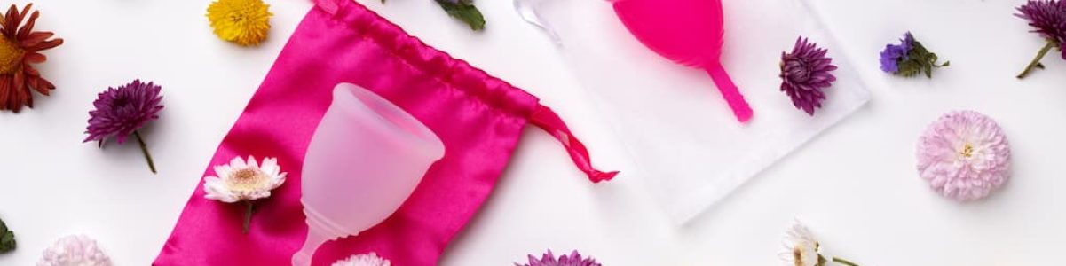 Menstrualna-casica-u-boji-ruzicaste-orhideje-postavljenu-na-zivopisnu-pink-tkaninu